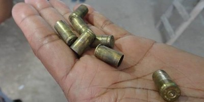 Criminosos invadem casa e tentam matar jovem a tiros na frente da família