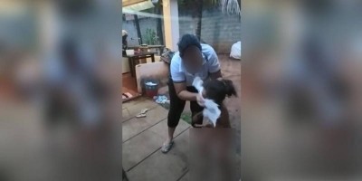 Mãe é presa após ser filmada agredindo filha de 1 ano e esfregando fralda suja no...
