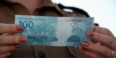 Homem compra pizza por telefone, recebe encomenda em local público e paga entregador com...