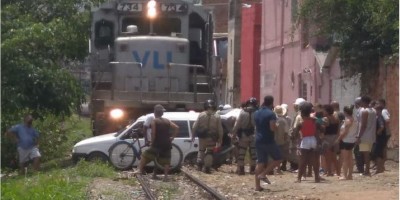 Carro é atingido por trem após 'morrer' em cima da linha férrea no RJ; veja o vídeo