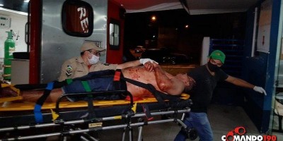Homem é agredido e esfaqueado por populares após chegar em casa bêbado e tentar...