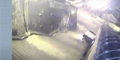 Carro despenca de escadaria no RJ e quase capota; Veja o vídeo