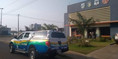 Mulher desconfia ao ver marido desempregado chegar em casa com objetos furtados e vai...
