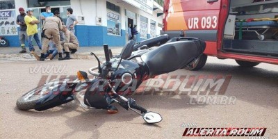 Motociclista é socorrido com suspeita de fratura no braço após colisão contra carro...