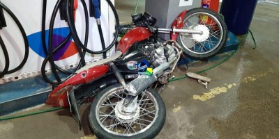Motoqueiro cai em pátio de posto de combustível durante perseguição da PM