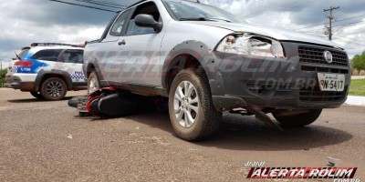 Motoneta Biz fica debaixo de Strada em acidente em Rolim de Moura