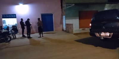 Dono de comércio é agredido a cadeiradas após confusão por dívida