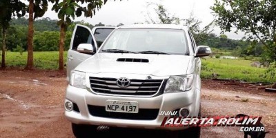 Após manterem família refém, bandidos fogem levando uma caminhonete Hilux