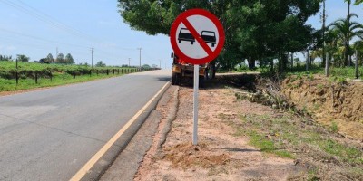 Rodovia que liga Rolim de Moura a Alta Floresta recebe placas de sinalização vertical