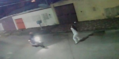Bandidos roubam motocicleta e mulher tenta derrubá-los com capacetadas; veja o vídeo