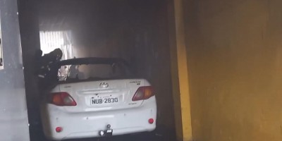 Corolla pega fogo dentro de residência em Porto Velho; veja o video