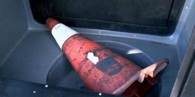 Jovem é espancado pelo amigo com cone de sinalização porque ele demorou para abrir a...
