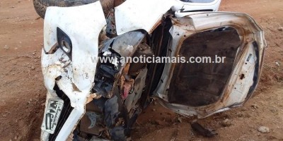 Bandidos roubam caminhonete, tombam veículo e acabam fugindo em motocicleta roubada