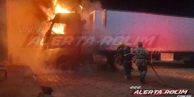 Carreta pega fogo em pátio de posto de combustível em Rolim de Moura