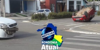 Carro capota após ser atingido por outro em cruzamento de Ji-Paraná