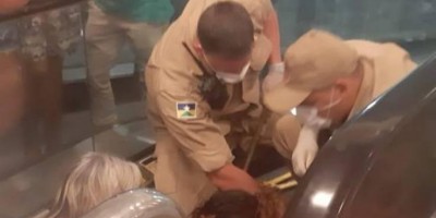 Veja o vídeo: Criança é hospitalizada após ficar presa em escada rolante de shopping...