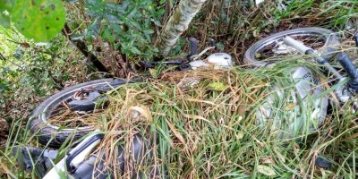 Adolescente é flagrado saindo de matagal após roubar motocicleta