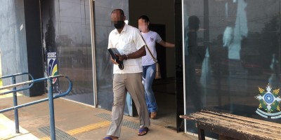 Com a Bíblia em mãos, pastor suspeito de estuprar menores em Jaru se entrega a polícia