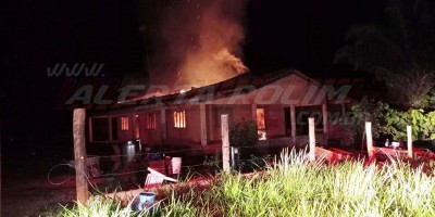 Casa é tomada por incêndio na linha 200, zona rural de Rolim de Moura