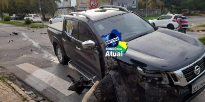 Motorista fura sinal vermelho e bate contra dois carros em Ji-Paraná