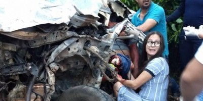 Colisão entre caminhão boiadeiro e caminhonete na BR-364 deixa motorista gravemente...