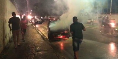 Motorista foge ao iniciar incêndio em veículo na Avenida Campos Sales em Porto Velho