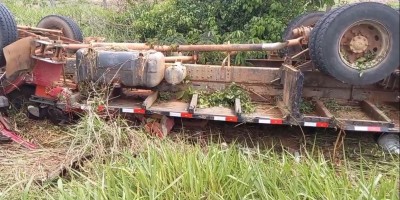 Duas pessoas morrem após caminhão tombar na BR-364 em Candeias do Jamari; Veja o vídeo