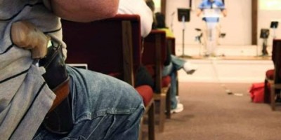 Policial é preso após invadir igreja e apontar arma para pastor