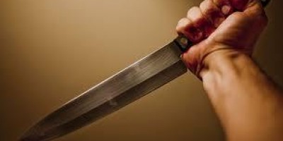 Homem com transtorno mental ataca jovem com faca de cozinha de 15 cm em posto de gasolina...