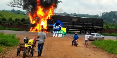 Carreta é totalmente destruída após pegar fogo no anel viário de Ji-Paraná; veja o...