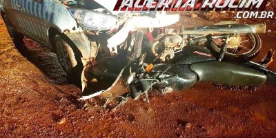 Motociclista fica em estado grave após colidir contra táxi, em Rolim de Moura