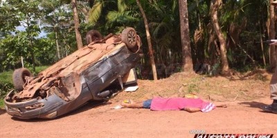 Carro 'recheado' de latas de cerveja capota na zona rural de Rolim de Moura; motorista...