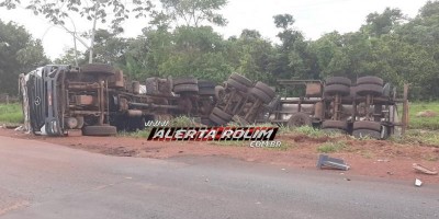 Motorista fica ferido após carreta carregada com soro de leite tombar na RO-383, entre...
