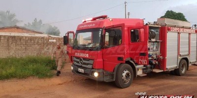 Rápida ação dos Bombeiros evita que casa seja tomada por incêndio em Rolim de Moura