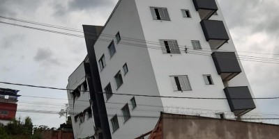Prédio em construção tomba em Minas Gerais e afeta casas ao redor