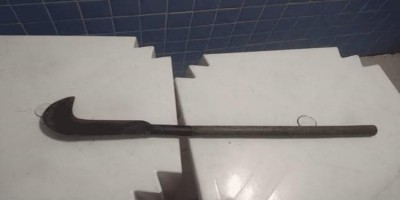Marido ameaça arrancar cabeça da esposa com foice na frente do filho