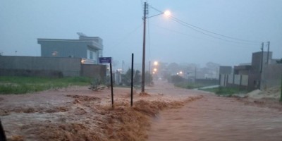 Forte chuva provoca alagamento e deixa famílias desalojadas em Cacoal; veja os vídeos
