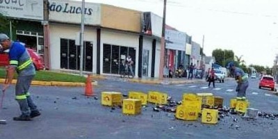 Caixas de cerveja ficam espalhadas no meio da rua após caírem de caminhão