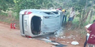 Condutora perde controle de veículo e tomba na zona rural de Ouro Preto