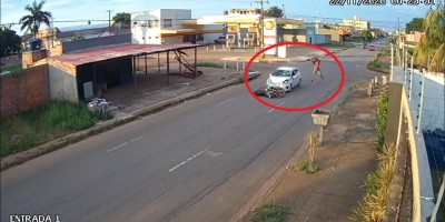 Vídeo mostra acidente impressionante entre carro e moto em Porto Velho