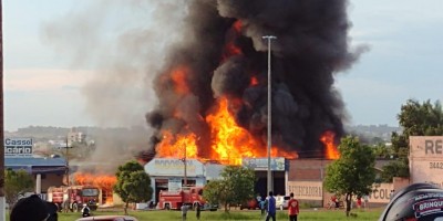 Incêndio de grandes proporções destrói empresas e residência em Rolim de Moura; veja...
