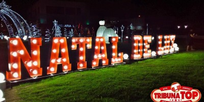 Luzes do 'Natal de Luz' são acesas na rotatória central em Rolim de Moura