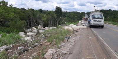 Carreta carregada com plumas tomba na BR-364 próximo a Vilhena