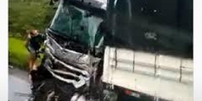 Quatro pessoas ficam feridas em acidente entre carreta e caminhão na BR-364