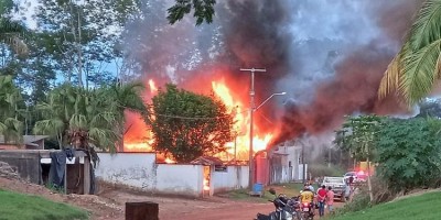 Jaru: Residência é completamente destruída pelas chamas e proprietário suspeita de...