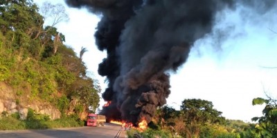 Motorista morre carbonizado após caminhão carregado de combustível explodir na BR-364...