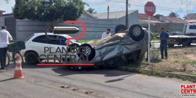 Carro capota após forte colisão em Ji-Paraná