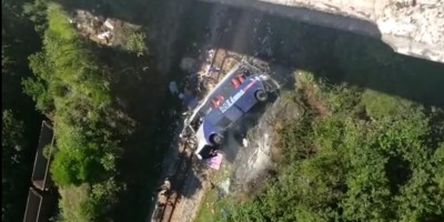Ônibus cai de viaduto na BR-381 em Minas Gerais; Polícia confirma 10 mortes; veja o...