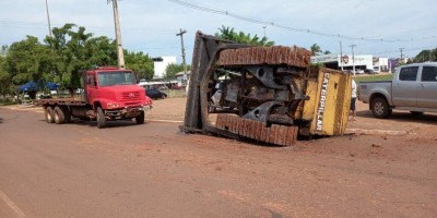 Trator esteira cai da carroceria de caminhão no Centro de Rolim de Moura