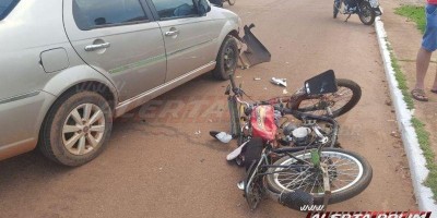 Homem fica ferido após colidir contra carro no centro de Rolim de Moura